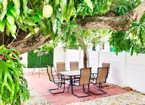 Outdoor dining - Urban Oasis • Modern Comfort in Prime Location (Miami)