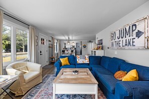 TV, fireplace, books, stereo - Sleeping Bear - Empire Retreat near Lake Michigan (Empire)