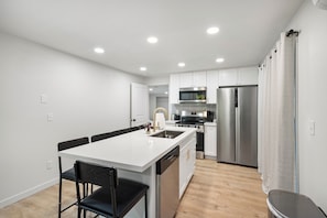 Four Ă micro-ondes, un four, surface de cuisson, lave-vaisselle