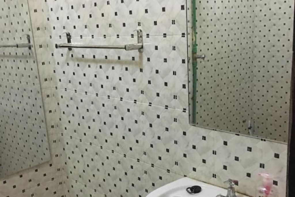 Een douche, handdoeken, zeep, toiletpapier