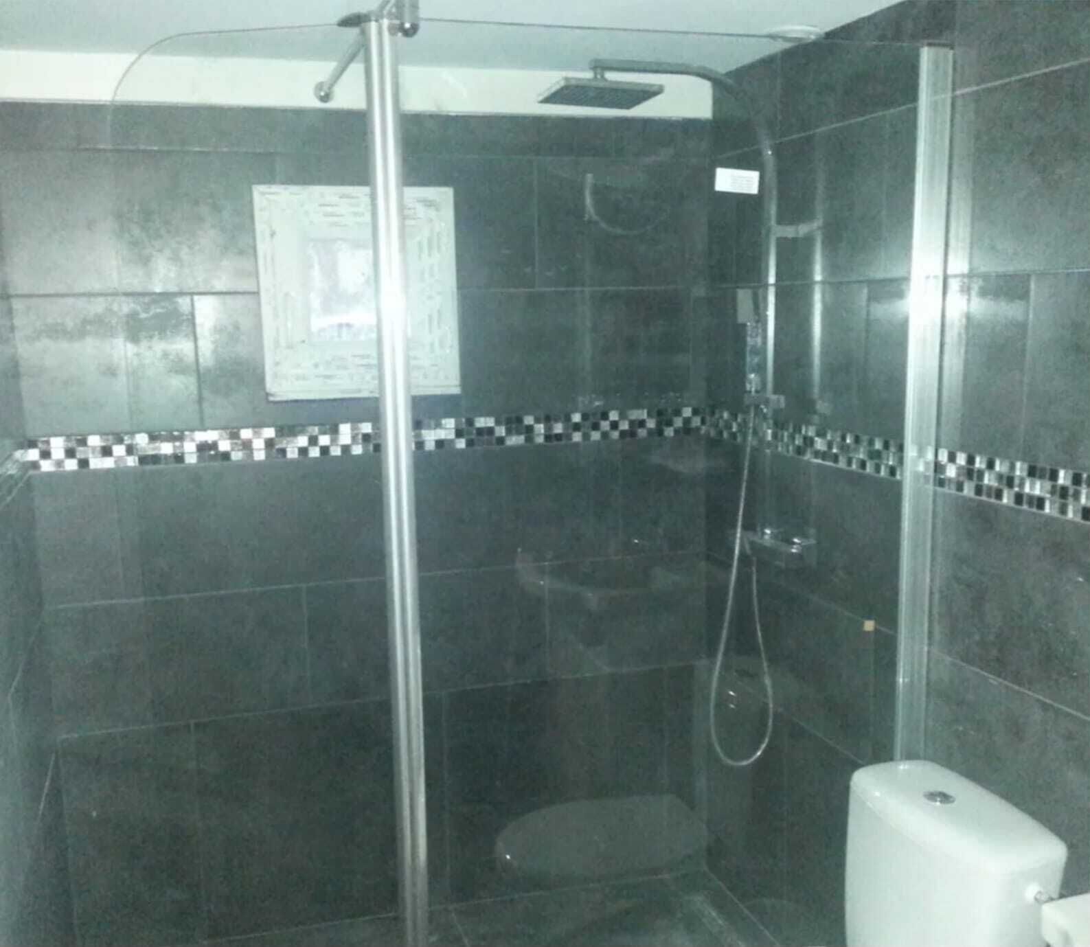 Dusche, Haartrockner, Handtücher, Toilettenpapier