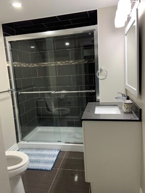 Dusj, hårføner, håndklær og toalettpapir