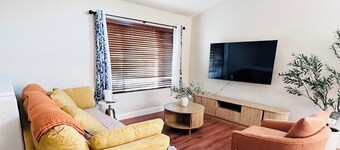 Entire Bright & Cozy Home Midterm