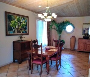 Dining - Charming Cottage in Plantation (Plantation)