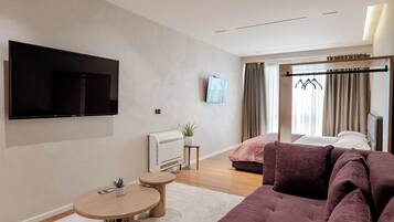 40-cm Smart TV with digital channels