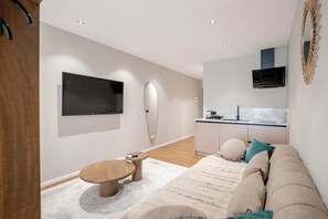 Suite junior | Ćrea de sala de estar | Smart TV de 40 cm con canales digitales