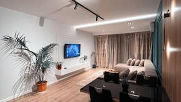 Deluxe-lejlighed | Opholdsområde | 40-centimeters smart-tv med digitale kanaler