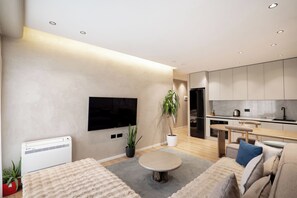 Departamento Deluxe | Área de sala de estar | Smart TV de 40 cm con canales digitales 