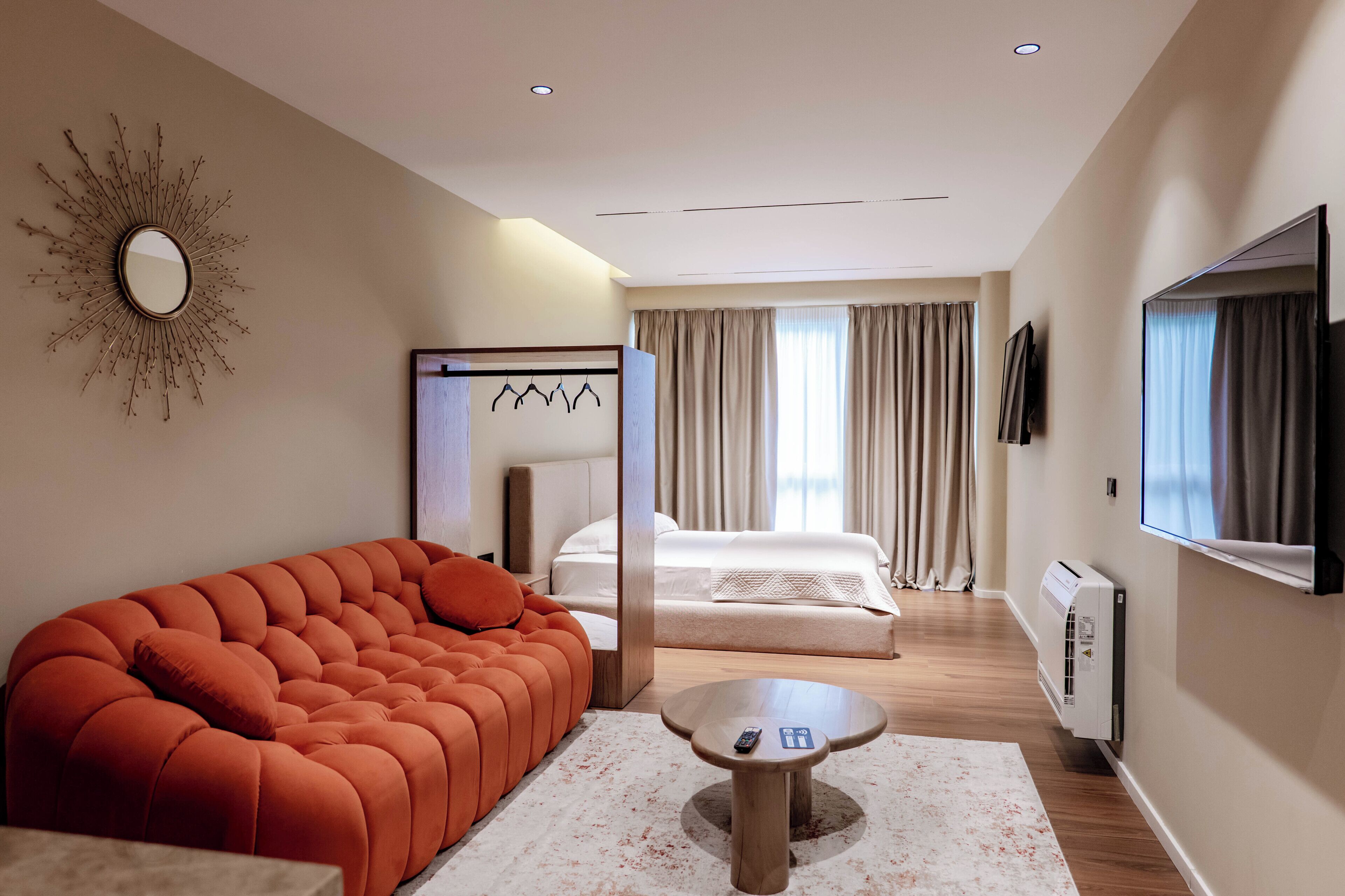 Suite Deluxe | Área de sala de estar | Smart TV de 40 cm con canales digitales 