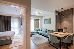 Deluxe apartman | Nappalirész | 40 cm képátmérőjű 
okostévé, amelyen többféle digitális csatorna nézhető
