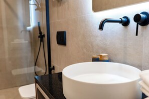 Departamento Deluxe | Baño | Regadera, amenidades de baño gratuitas, secadora de cabello, toallas 