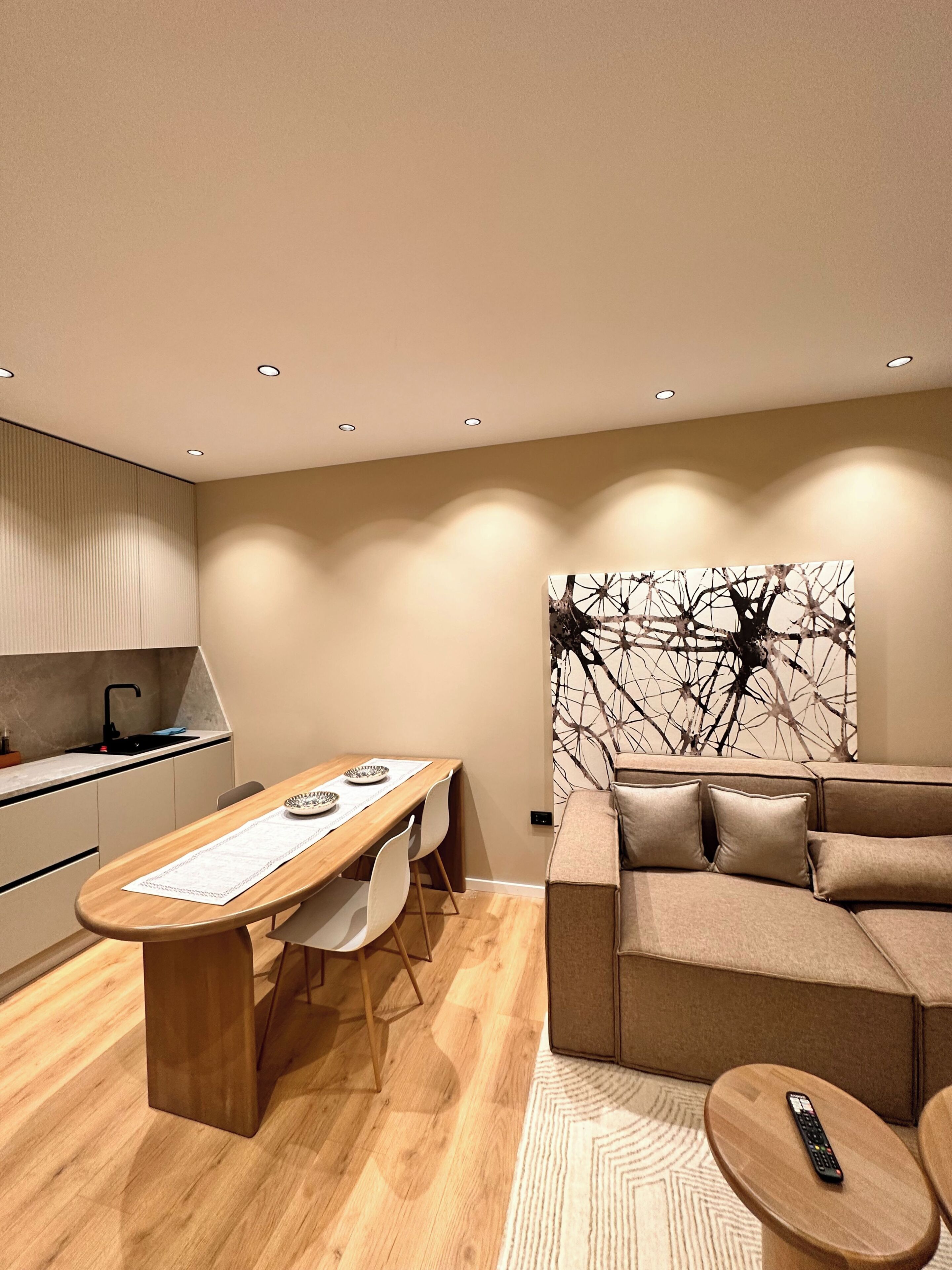 Căn hộ Deluxe | Khu phòng khách | Smart TV 40-cm có truyền hình kỹ thuật số 