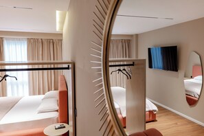 Junior Suite | Bathroom | Shower, free toiletries, hair dryer, towels