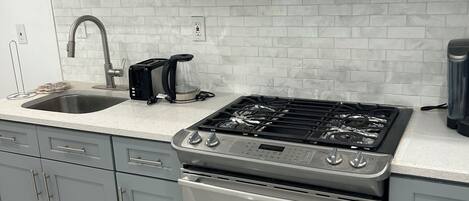 Micro-ondes, four, plaque de cuisson