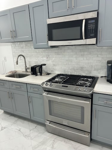 Fantastic apartment in charming Bellerose close to racetrack and arena.