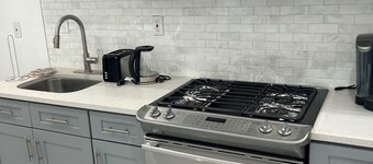 Fantastic apartment in charming Bellerose close to racetrack and arena.