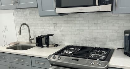 Fantastic apartment in charming Bellerose close to racetrack and arena.