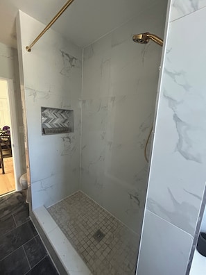 Haartrockner, Handtücher, Seife, Toilettenpapier