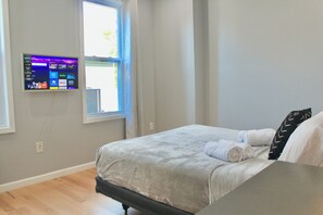 1 slaapkamer, een strijkplank/strijkijzer, wifi, beddengoed