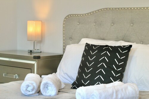 Fantastic apartment in charming Bellerose close to racetrack and arena.