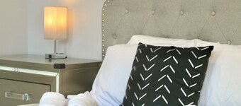 Fantastic apartment in charming Bellerose close to racetrack and arena.