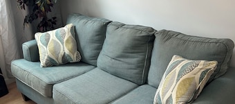 Fantastic apartment in charming Bellerose close to racetrack and arena.