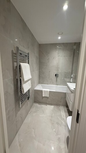 Hårføner, håndklær, såpe og toalettpapir