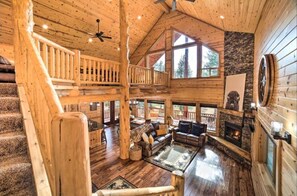 TV connectée, cheminée, table de tennis de table