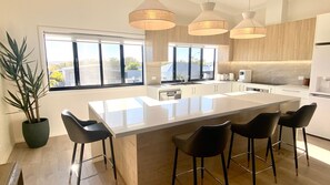 冷蔵庫、電子レンジ、オーブン、コーヒー / ティーメーカー