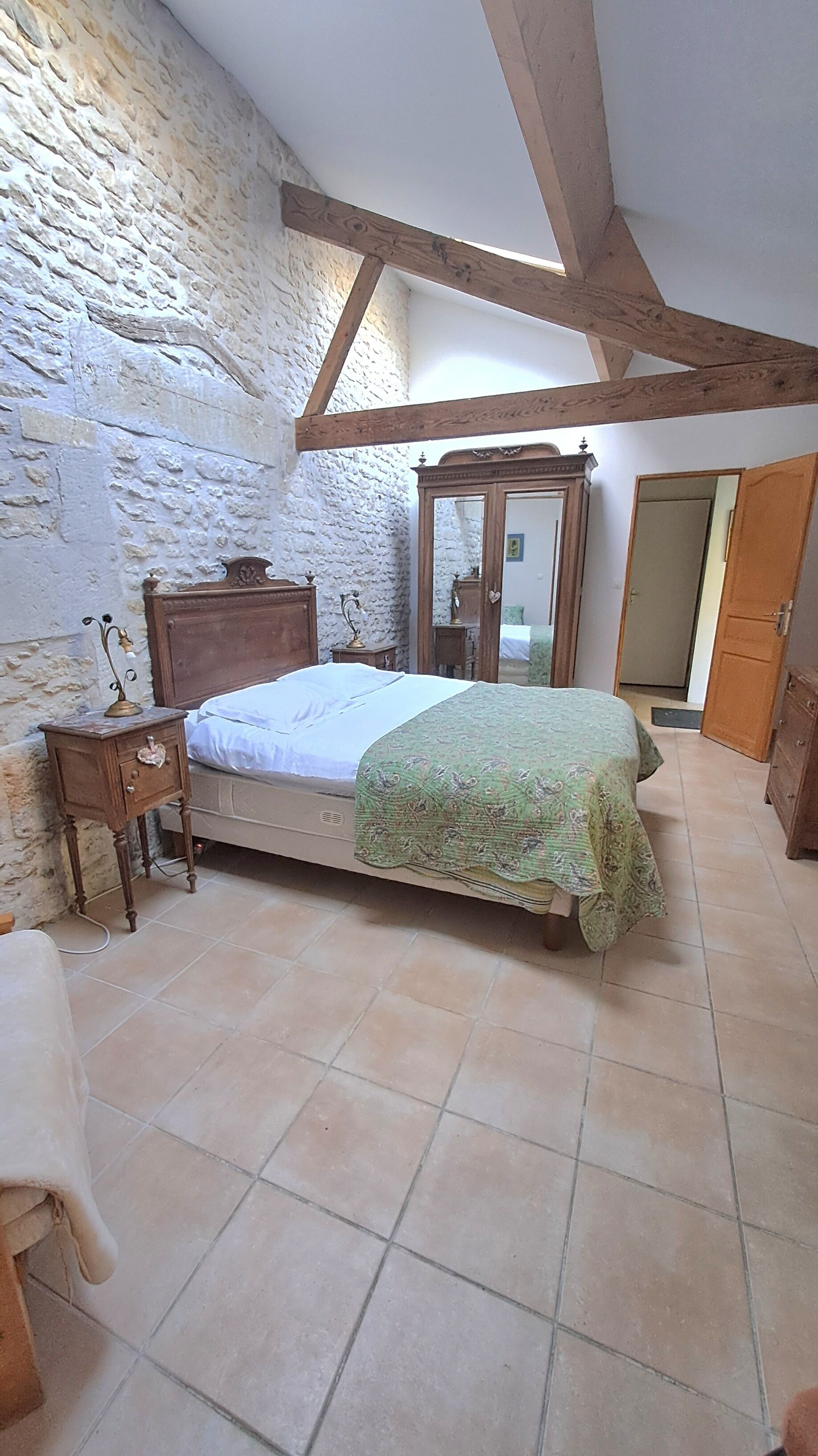 1 slaapkamer, een strijkplank/strijkijzer, internet, beddengoed