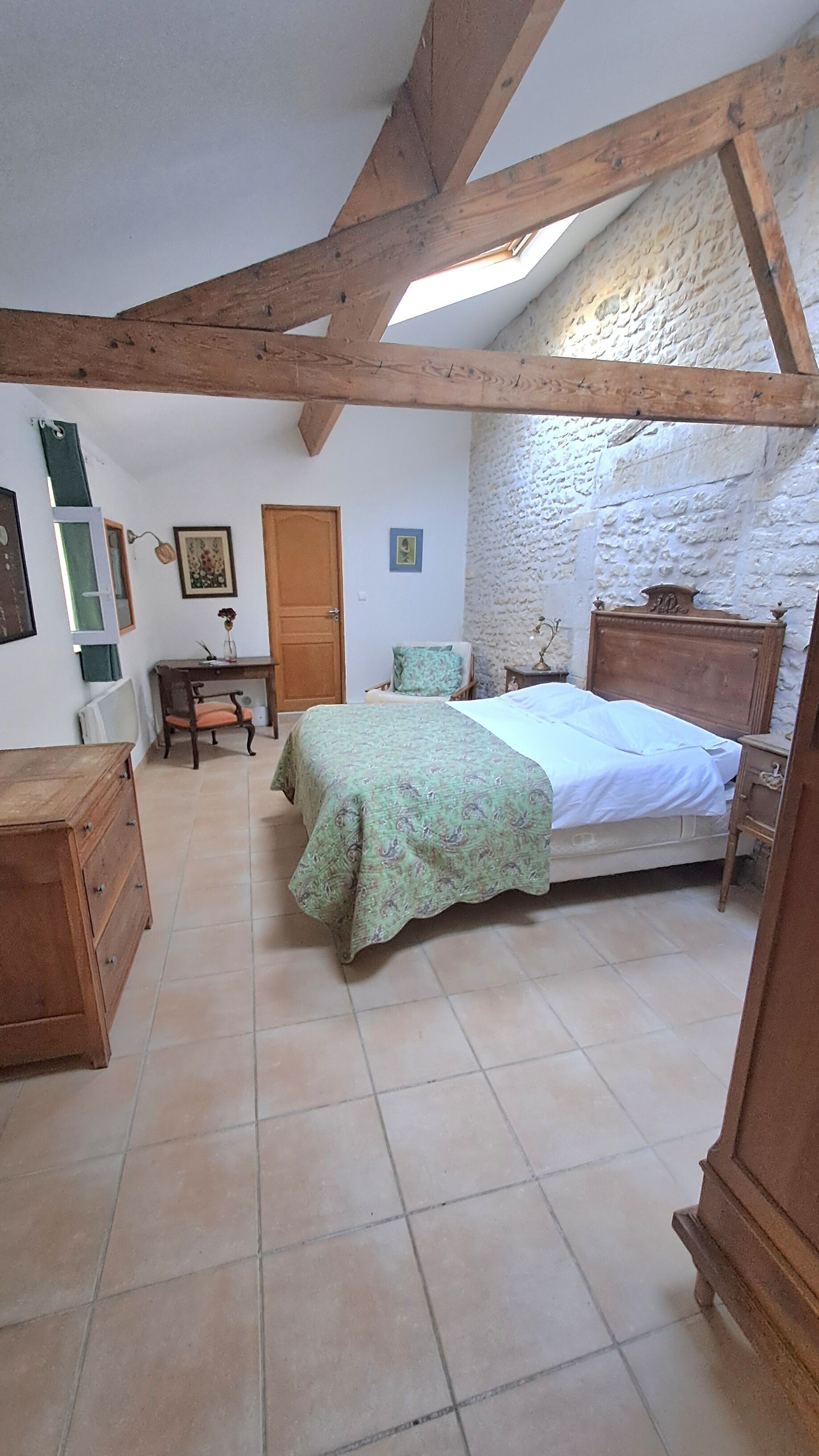 1 slaapkamer, een strijkplank/strijkijzer, internet, beddengoed