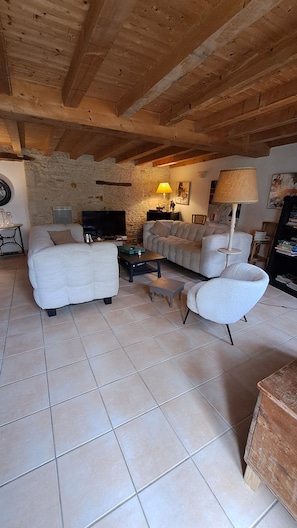TV - Acacia at Gite du Calme B&B, Enchanting Bedroom for 2 people close to Cognac (cherac)