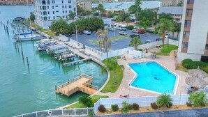 A waterfront hotel with a swimming pool, docked boats, and a marina. - Wonderful fully furnished 2-bedroom condo in Clearwater Beach. (Clearwater Beach)