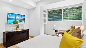 Safe på rommet, strykejern/-brett, wi-fi (inkludert) og sengetøy