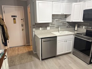 Mikrobølgeovn, ovn, kokeplater og oppvaskmaskin