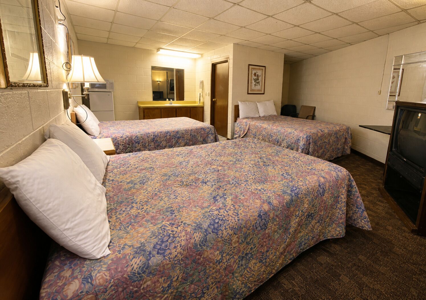 Szoba, dohányzó (3 Full Beds) | Íróasztal, vasaló/vasalódeszka, ingyenes wifi és ágynemű