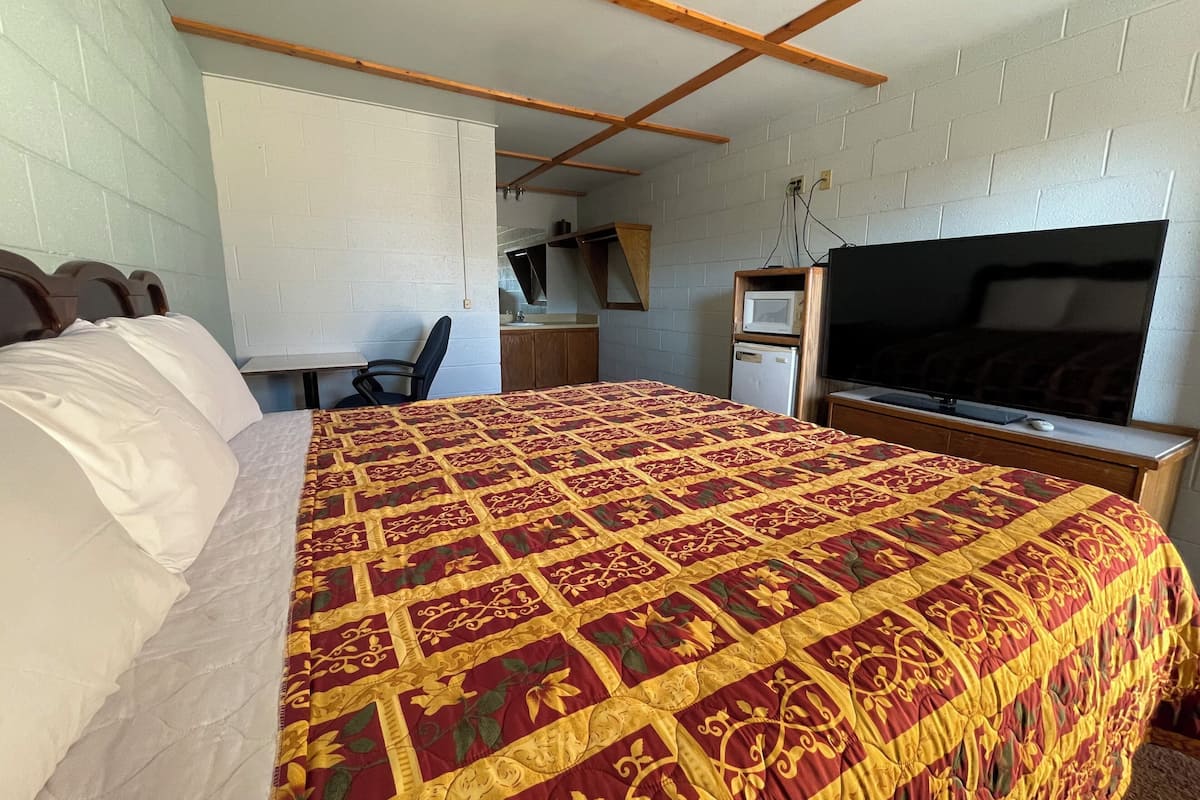 Desk, iron/ironing board, free WiFi, bed sheets