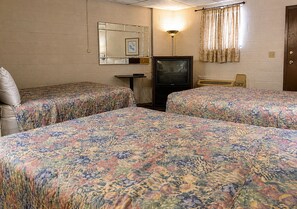 Værelse - ryger (3 Full Beds) | Skrivebord, strygejern/strygebræt, gratis Wi-Fi, sengetøj