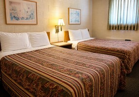 Escritorio, tabla de planchar con plancha, wifi gratis y ropa de cama 