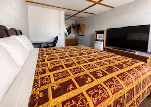 Escritorio, tabla de planchar con plancha, wifi gratis y ropa de cama 