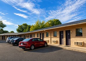 Free self-parking - Skyline Motel Bartlesville Hwy 75 (Bartlesville)