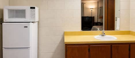 Room, Kitchenette (2 Full Beds) | Private kitchen