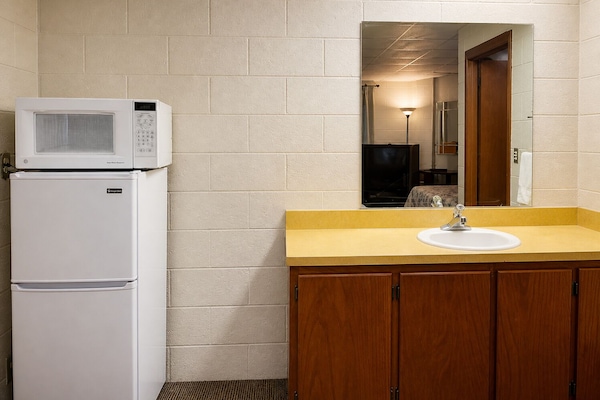 Chambre, coin cuisine (2 Full Beds) | Cuisine privée | Réfrigérateur, micro-ondes