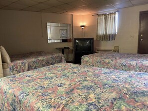 ルーム 喫煙可 (3 Full Beds) | デスク、アイロン / アイロン台、WiFi (無料)、ベッドシーツ