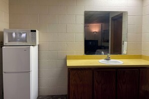 客房, 简易厨房 (2 Full Beds) | 办公桌、熨斗/熨板、免费 WiFi、床单