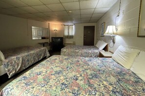 客房, 吸烟房 (3 Full Beds) | 办公桌、熨斗/熨板、免费 WiFi、床单