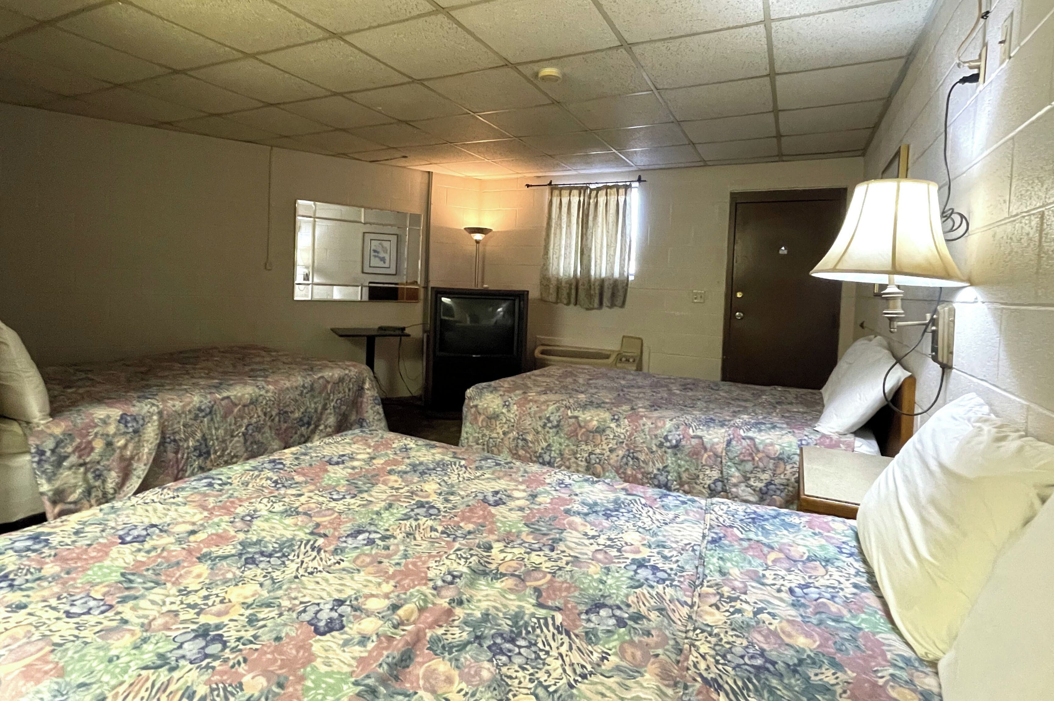 Room, Smoking (3 Full Beds)