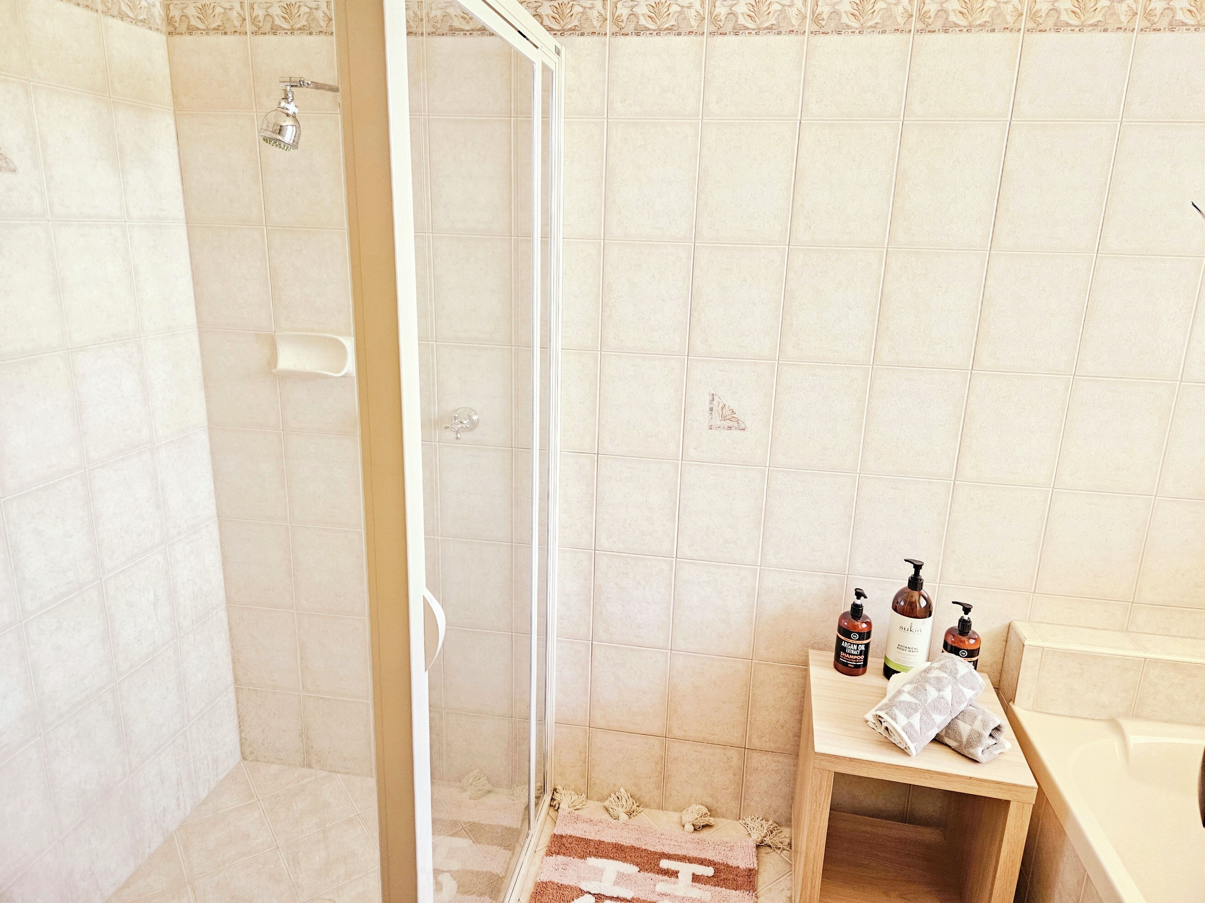 吹风机、毛巾、肥皂、卫生纸