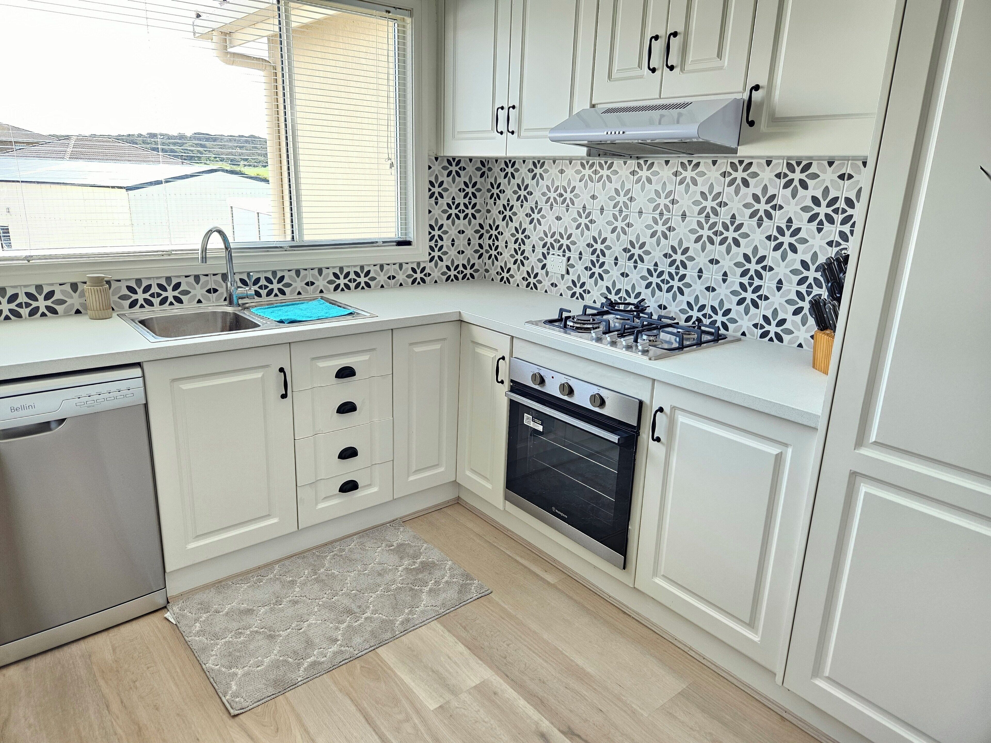 Four à micro-ondes, un four, surface de cuisson, lave-vaisselle