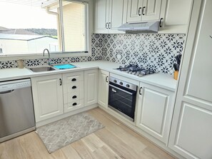Micro-ondes, four, plaque de cuisson, lave-vaisselle